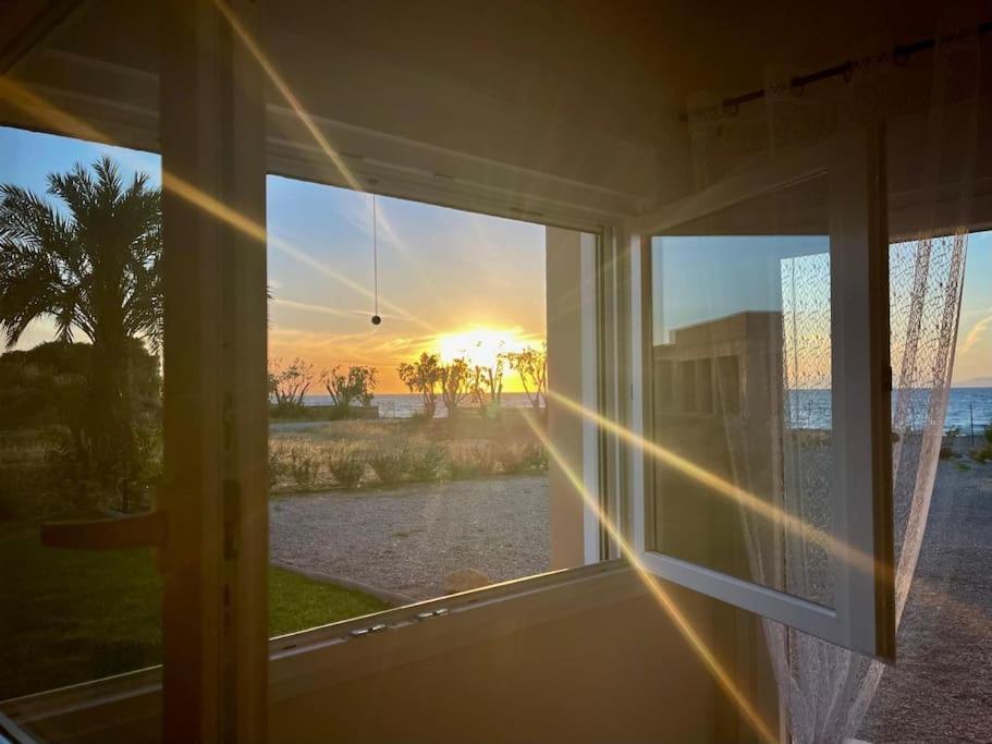Lambou Beach Sunset Soroni Buitenkant foto