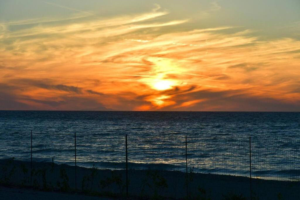 Lambou Beach Sunset Soroni Buitenkant foto