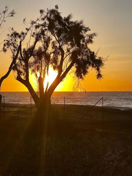 Lambou Beach Sunset Soroni Buitenkant foto