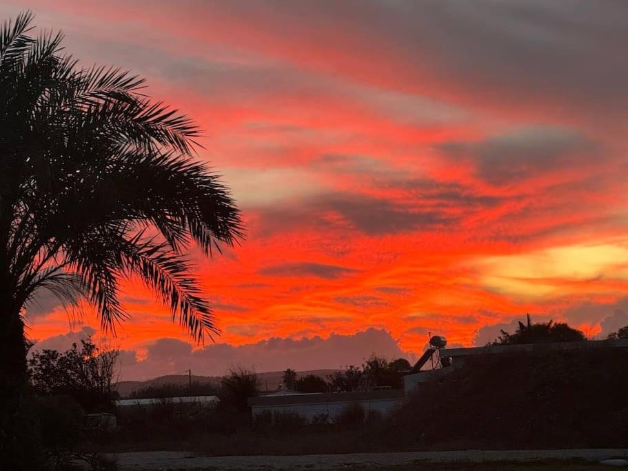 Lambou Beach Sunset Soroni Buitenkant foto