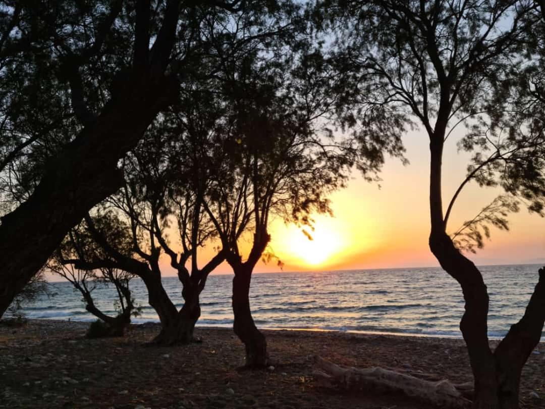 Lambou Beach Sunset Soroni Buitenkant foto
