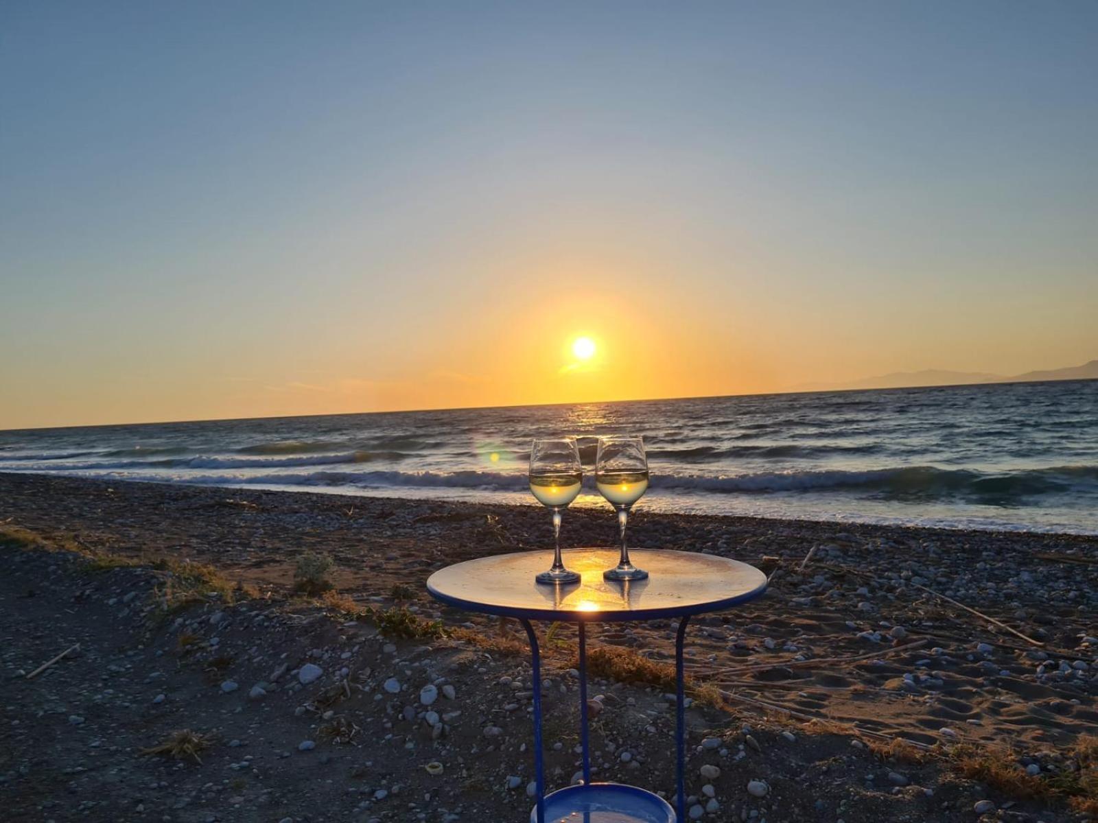 Lambou Beach Sunset Soroni Buitenkant foto