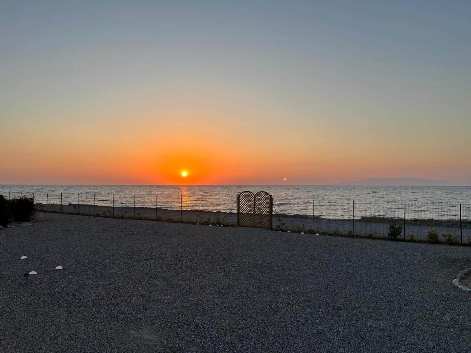 Lambou Beach Sunset Soroni Buitenkant foto