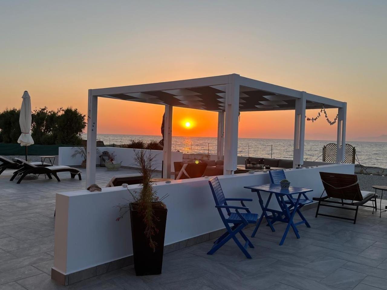 Lambou Beach Sunset Soroni Buitenkant foto