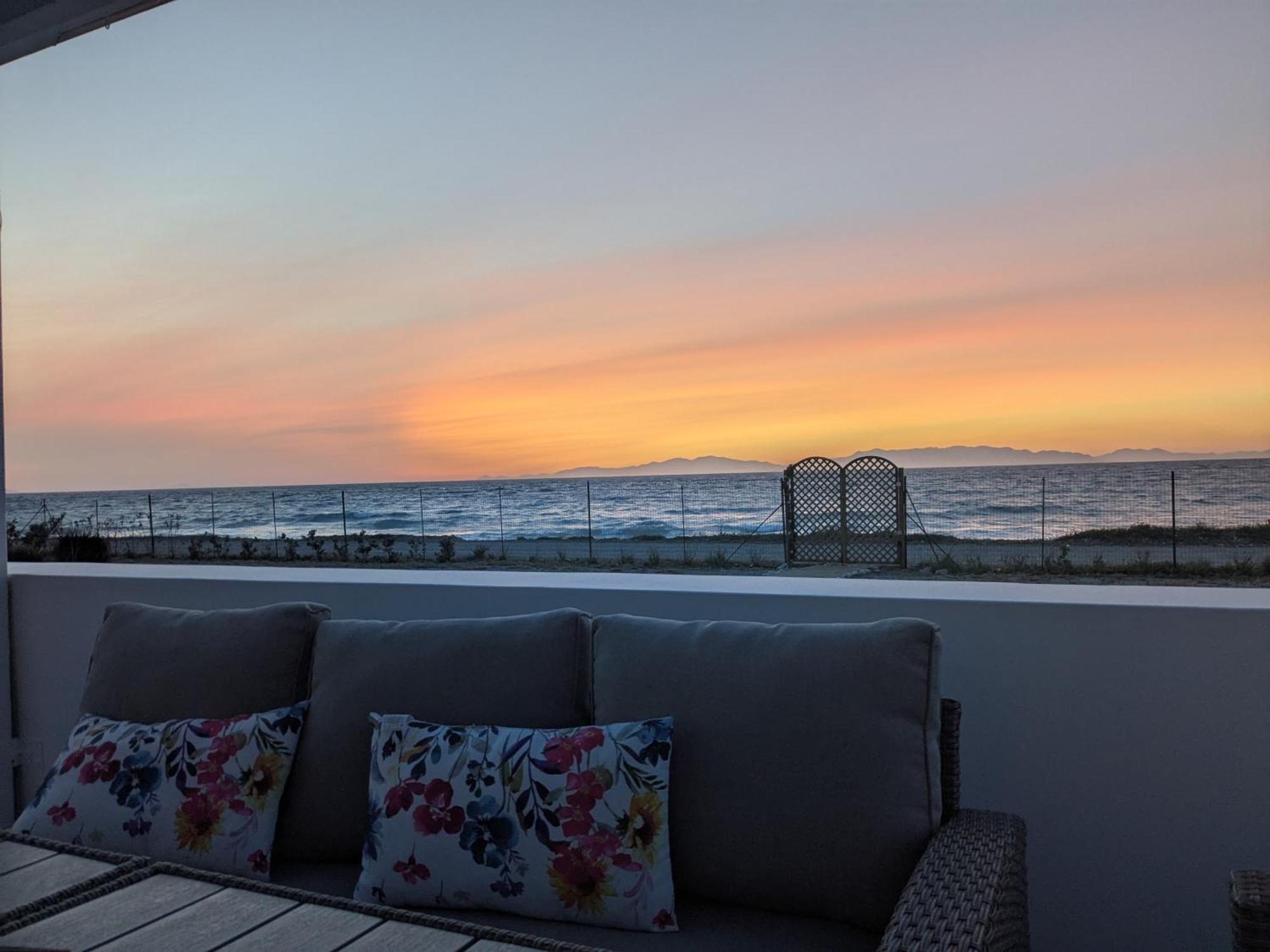Lambou Beach Sunset Soroni Buitenkant foto